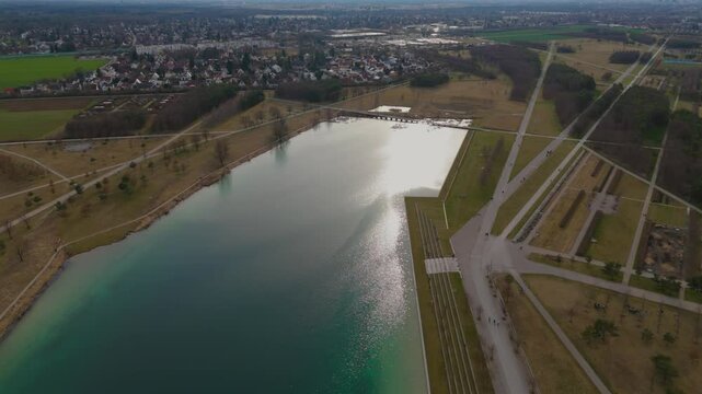 Munchen, Deutschland Riemer See Ansicht von oben. Aerial view on Lake Riemer See in Munich. Riemer Park in Messestadt. Large clear lake at Muenchech Park. Bugasee. Messe Riem. Badesee im Riemer Park. 
