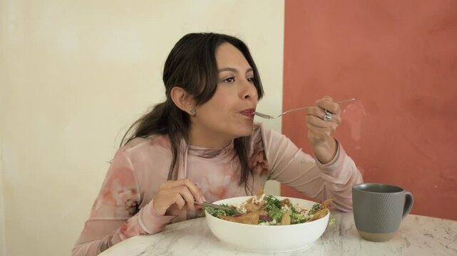 Mujer latica come unos chilaquiles.