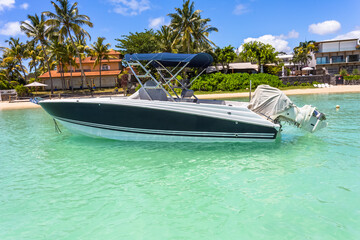 Hors-bord sur eaux turquoises, Île Maurice 