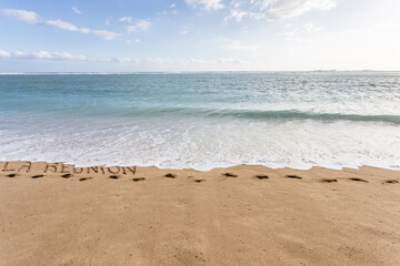 Empreintes de pas sur plage paradisiaque 