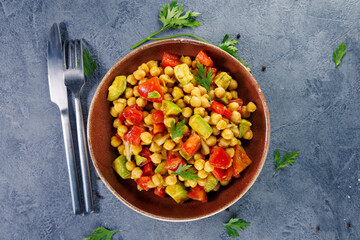 chickpea salad with avocado and tomatoes