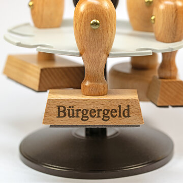 Holzstempel mit dem Schriftzug "B&uuml;rgergeld"
