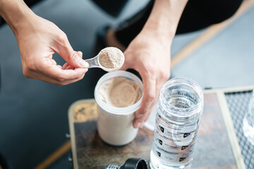 プロテインを作る男性