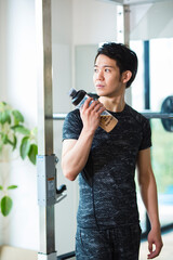 プロテインを飲む20代男性