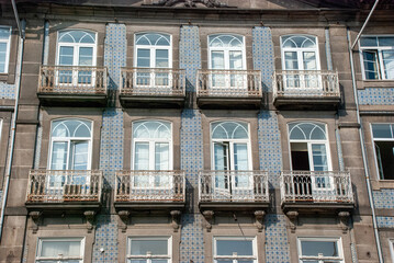 Obraz premium Facade of typical Portuguese house in Porto with blue azulejo tiles - Portugal 