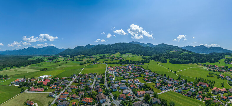 Luftbild aus dem oberbayerischen Chiemgau, der Kurort Bernau am Chiemsee von oben