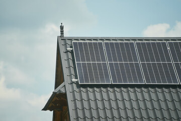Obraz premium Residential home featuring solar panel roof installation