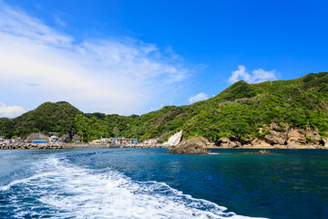 Fototapeta premium ヒリゾ浜渡船の漁船に乗って、海に出るスキンダイバー、シュノーケラーたち。静岡県伊豆半島賀茂郡南伊豆町中木ヒリゾ浜 2024年 