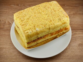 사각모양의 노란색 카스테라 케이크, 식사