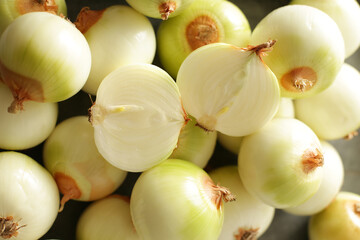 沢山の並べた新鮮な玉ねぎの集合写真