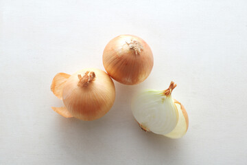 沢山の並べた新鮮な玉ねぎの集合写真