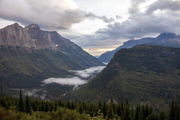 Obraz premium Mountain landscape at Glacier National Park at sunset