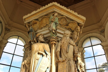 Dijon, Puits de Moïse (intérieur) : les prophètes Daniel et Isaïe surmontés d'un ange (gros...