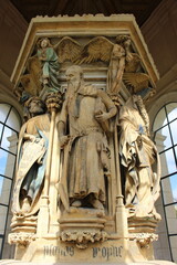 Dijon, Puits de Mo&iuml;se (int&eacute;rieur) : le proph&egrave;te Daniel (contreplong&eacute;e)