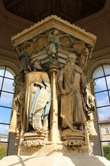 Dijon, Puits de Moïse (intérieur) : les prophètes Daniel et Isaïe (contreplongée)