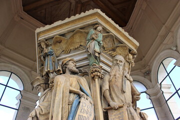 Dijon, Puits de Moïse (intérieur) : les prophètes Daniel et Isaïe surmontés d'un ange (gros...