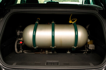 Large-capacity CNG cylinder installed in a vehicle with an adapted trunk space