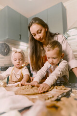 Festive ideas for Christmas parties with kids, featuring fun cooking games and family recipes for making gingerbread cookies.