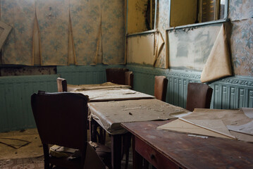 Salle de restaurant abandonné. Table et chaise dans une salle de restauration. Urbex. Ancien...