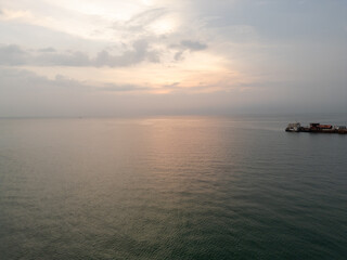 Naklejka premium 파타야 좀티엔 비치의 명물, 준설선과 노을