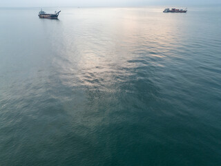 파타야 좀티엔 비치의 명물, 준설선과 노을