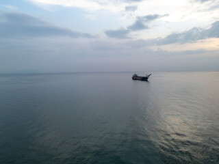 파타야 좀티엔 비치의 석양과 명물인 준설선