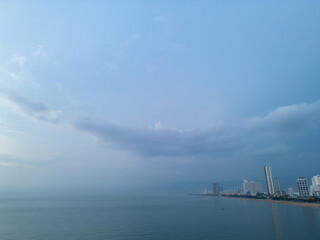 태국 파타야 좀티엔 비치 해안선을 따라 늘어선 고층 콘도와 호텔 빌딩 스카이라인 전경
