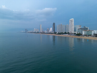 태국 파타야 좀티엔 비치 해안선을 따라 늘어선 고층 콘도와 호텔 빌딩 스카이라인 전경
