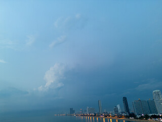 태국 파타야 좀티엔 비치 해안선을 따라 늘어선 고층 콘도와 호텔 빌딩 스카이라인 전경
