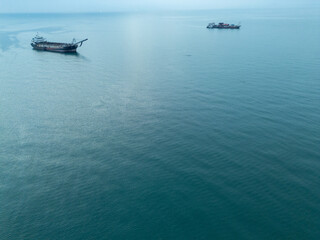 파타야 좀티엔 비치의 석양과 명물인 준설선