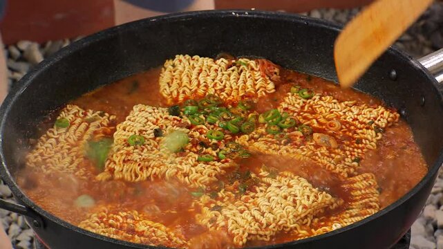 커다란 냄비에 신선한 파를 추가해 라면 끓이기
