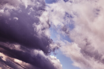 Obraz premium Pink clouds in the evening sky