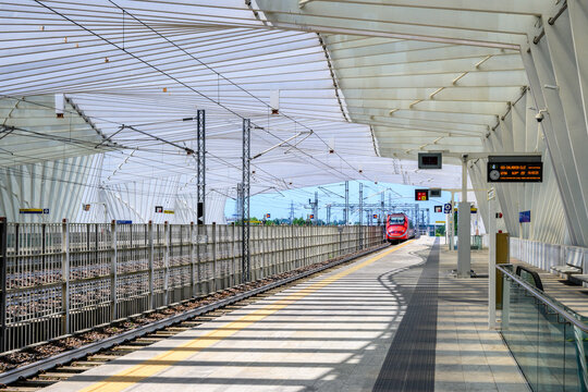Treno alta velocit&agrave; nella stazione di Reggio Emilia, Italia