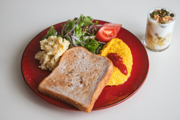 クルミのトースト・オムレツ・ポテサラ・サラダ・ナッツのヨーグルトのヘルシーなパン朝食