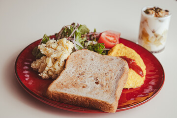 クルミのトースト・オムレツ・ポテサラ・サラダ・ナッツのヨーグルトのヘルシーなパン朝食