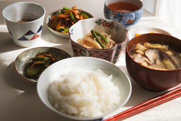 ヘルシーな日本の家庭料理の定食。ご飯・味噌汁・納豆・小鉢・漬物