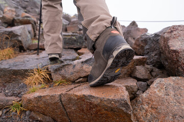 山に登る登山者の足もと