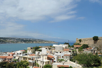 La baie de Koumpès vue depuis la forteresse de Réthymnon en Crète