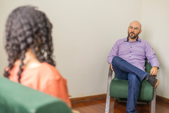 Psychological therapist, working at the psychology office, Psychoanalysis and Behavioral Therapy, Terapeuta psicologo, em atendimento no consultorio de psicologia, Psicanalise e Terapia comportamental