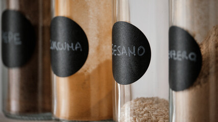 Foto scattata a dei barattoli contenenti delle spezie.