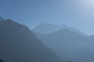 Obraz premium A serene view of the mountains under a clear blue sky.