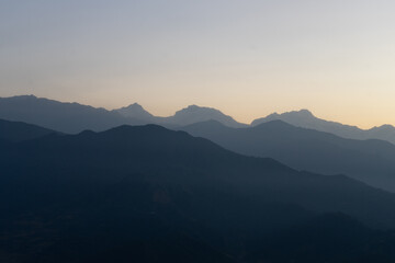Obraz premium A serene view of mountain ranges at dusk.