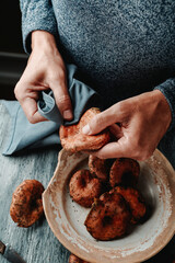 man cleans some catalan rovellons with a cloth