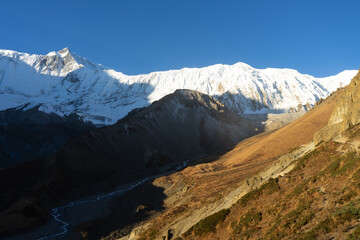 Fototapeta premium A stunning view of snow-capped mountains under a clear blue sky.