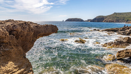 Fototapeta premium Sardinien, schroffe Felsen und ein Feuerwerk der Farben