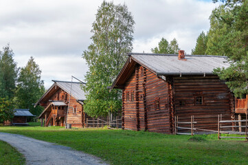 Obraz premium Old big wooden houses in North Russia