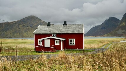 Ein rotes Fischerhaus auf den Lofoten in Norwegen im Herbst
