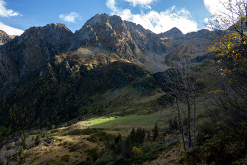 Paysage de montagne dans le massif de Belledonne entre alpages et forêts autour du refuge de l'Oule dans les Alpes en France à l'automne