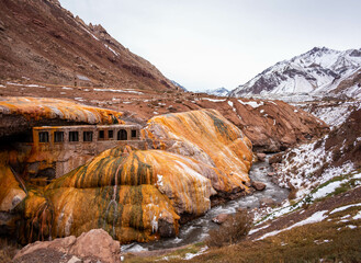 Increíble vista del Puente del Inca, en la provincia de Mendoza, Argentina, sobre la Ruta...