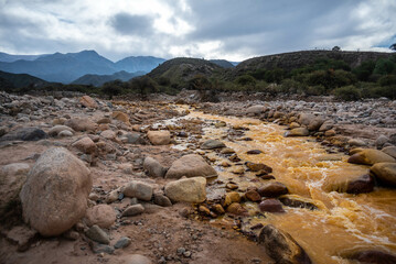 Hermosa vista del Río de Dos colores en la localidad de Chilecito, provincia de La Rioja, en...